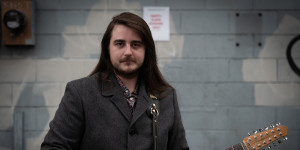 Beitragsbild des Blogbeitrags Indie Folk/Rock Magic: ‘Facing the Wind by S.J. Armstrong