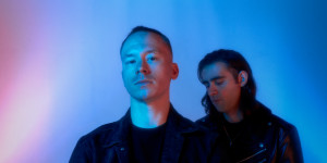 Beitragsbild des Blogbeitrags A Guitar-Infused Journey Through Neon Nights: “Nervous Tendencies” by Violetta