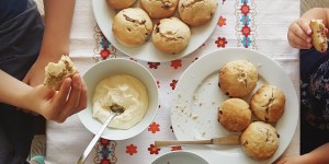 Beitragsbild des Blogbeitrags Yummy: Rosinenbrötchen à la Leona 