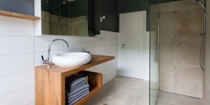 Beitragsbild des Blogbeitrags Vorher-Nachher: Ein neues Badezimmer um 4000 Euro 