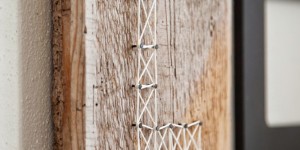 Beitragsbild des Blogbeitrags DIY: Fadenbild mit Initialen auf einer Altholz-Platte 