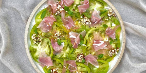 Beitragsbild des Blogbeitrags Grüne Tomaten mit Prosciutto und gerösteten Haselnüssen