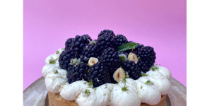 Beitragsbild des Blogbeitrags Brombeertörtchen mit Tonkabohnencreme und Haselnussmürbteig mit Minzblüten und Zitronenverbene
