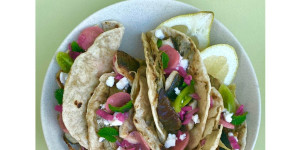 Beitragsbild des Blogbeitrags Tacos mit gegrillter Bachorelle, Fenchel, Melanzani mit Babaganoush, Hirtenkäse eingelegten Radieschen und roten Zwiebeln, Minze und frischer grüner Tomate.￼ 