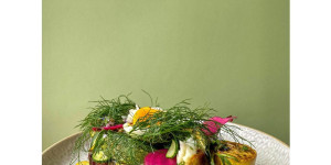Beitragsbild des Blogbeitrags Roggensauerteigbrot mit Ziegenkäse, gebratenen Zucchini, saurer Chioggiarübe, Fenchelgrün, einem Ei, Thymianblüten und Traubenkapern 