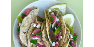 Beitragsbild des Blogbeitrags Tacos mit gegrillter Bachforelle, Fenchel, Melanzani mit Babaganoush, Hirtenkäse eingelegten Radieschen und roten Zwiebeln, Minze und grüner Tomate. 