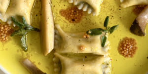 Beitragsbild des Blogbeitrags Agnolotti mit Kräuterseitling-Ziegenkäse-Füllung, gebratenen Kräuterseitlingen, frittiertem Salbei, Senfkaviar und zitronigem Olivenöl. 
