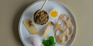 Beitragsbild des Blogbeitrags Kräuterseitlingspesto und Ostercracker in Eiform.