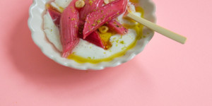 Beitragsbild des Blogbeitrags Pochierter Rhabarber mit Vanille, Schafsjoghurt, Olivenöl, Haselnuss und Limette