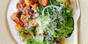 Beitragsbild des Blogbeitrags Knusprige weiße Bohnen mit Salatherzen, Minze, Zwiebel, Eierschwammerl und Tahini-Joghurt