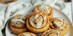 Beitragsbild des Blogbeitrags Germteigschnecken mit Mandeln und Zimt
