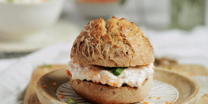 Beitragsbild des Blogbeitrags Buttermilchweckerl mit Karotten-Sellerieaufstrich