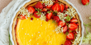 Beitragsbild des Blogbeitrags Puddingkuchen mit Erdbeeren 