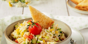 Beitragsbild des Blogbeitrags Reissalat mit getoastetem Brot 