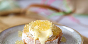 Beitragsbild des Blogbeitrags Baguette mit Camembert und Honigperlen 