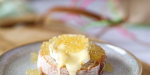 Beitragsbild des Blogbeitrags Baguette mit Camembert und Honigperlen