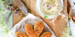 Beitragsbild des Blogbeitrags Joghurt – Dinkelweckerl mit Salbei und Salbeibutter