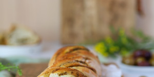 Beitragsbild des Blogbeitrags Baguette gefüllt mit Olivenpaste und Feta 