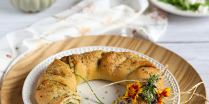 Beitragsbild des Blogbeitrags Brotring mit Rucolapesto und Feta