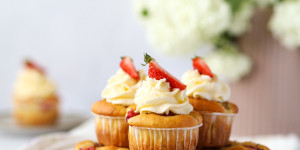 Beitragsbild des Blogbeitrags Erdbeer – Rhabarber Muffins