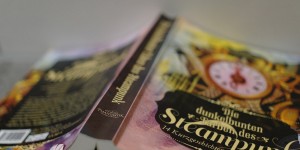 Beitragsbild des Blogbeitrags Die dunkelbunten Farben des Steampunk- Gewinnspiel