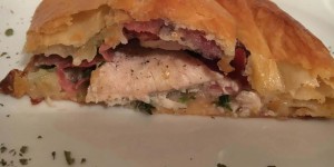 Beitragsbild des Blogbeitrags Hühnerschnitzel im Speck-Blätterteig-Mantel