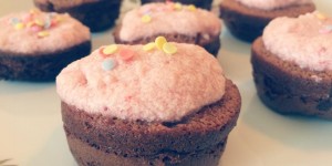 Beitragsbild des Blogbeitrags Schoko -Muffins mit Erdbeer Frosting