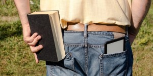 Beitragsbild des Blogbeitrags eReader Vergleich: Amazon Kindle Oasis vs. Kindle Paperwhite 