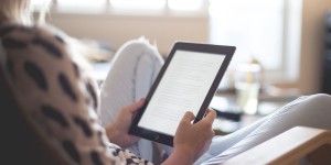 Beitragsbild des Blogbeitrags Neu aufgegriffen: Tablet oder E-Reader – womit liest es sich 2019 am besten? 