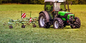 Beitragsbild des Blogbeitrags GPS-Systeme für Traktoren in der Landwirtschaft – So funktionieren die Systeme 