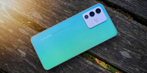 Beitragsbild des Blogbeitrags Vivo V23 5G im Test: Einzigartiges Design und tolles Selfie-Erlebnis 