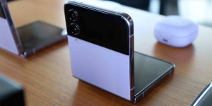 Beitragsbild des Blogbeitrags Samsung Galaxy Z Flip4 ist da: Alle Infos und erstes Hands-On