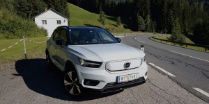 Beitragsbild des Blogbeitrags Volvo XC40 Recharge (2022) im Test: Tolles Auto, verbesserungswürdiges E-Auto 