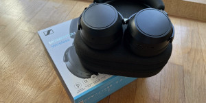 Beitragsbild des Blogbeitrags Sennheiser MOMENTUM 4 im Test: Ein Schritt zurück, mehrere Schritte nach vorne 