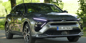 Beitragsbild des Blogbeitrags Citroën C5 X im Test: Verhältnismäßig günstig für das Gebotene 