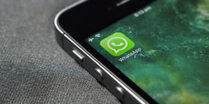 Beitragsbild des Blogbeitrags WhatsApp-Lücke: So können Fremde jederzeit Deinen Account sperren