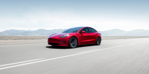 Beitragsbild des Blogbeitrags Tesla senkt Preise in turbulenten Zeiten erneut, Margen unter Druck 