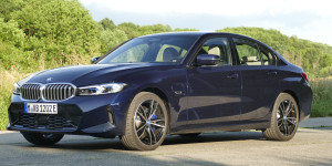 Beitragsbild des Blogbeitrags BMW 330e (2023) im Test: Hybrid mit Fokus auf dem Verbrenner 