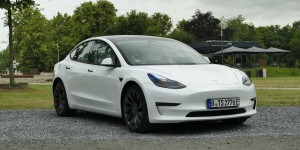 Beitragsbild des Blogbeitrags Tesla Model 3 Performance im Test: Wirklich konkurrenzlos gut?