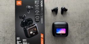 Beitragsbild des Blogbeitrags JBL Tour Pro 2 im Test: Was können die In-Ears mit Smart-Case?