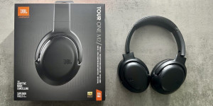 Beitragsbild des Blogbeitrags JBL Tour One M2 im Test: Was kann das aktuelle JBL Over-Ear Flagship?