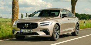 Beitragsbild des Blogbeitrags Volvo S90 T8 Recharge: Plug-in-Hybrid aus der Oberklasse 