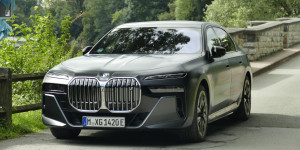 Beitragsbild des Blogbeitrags BMW i7 xDrive60 im Test: Was kann die Luxus-E-Limousine? 