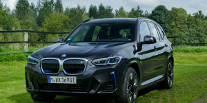 Beitragsbild des Blogbeitrags BMW iX3 im Test: Altes Innenraumdesign dank Verbrennerplattform 