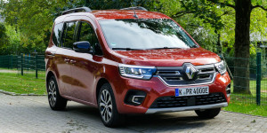 Beitragsbild des Blogbeitrags Renault Kangoo E-Tech im Test: Genau richtig für die Stadt?