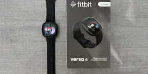 Beitragsbild des Blogbeitrags Fitbit Versa 4 im Test: Was kann die Mittelklasse Smartwatch? 