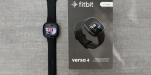 Beitragsbild des Blogbeitrags Fitbit Versa 4 im Test: Was kann die Mittelklasse Smartwatch?