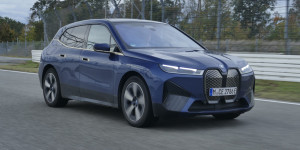 Beitragsbild des Blogbeitrags BMW iX xDrive50 im Test: Stilvoll ohne M-Paket?