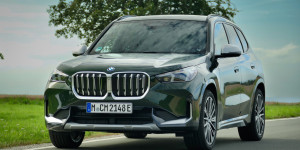 Beitragsbild des Blogbeitrags BMW iX1 xDrive30 im Test: Der kleinste E-SUV aus Bayern im Test