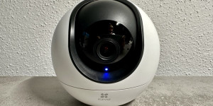 Beitragsbild des Blogbeitrags EZVIZ C6 AI Indoor Kamera im Test: Was kann die smarte Überwachungskamera?